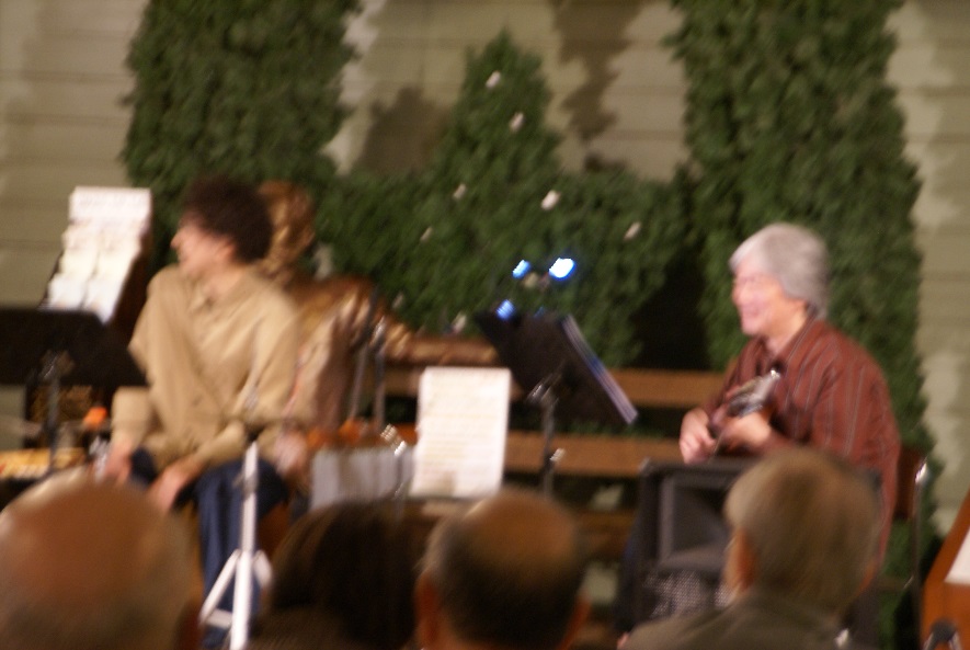 楽器を演奏している写真（寄り）