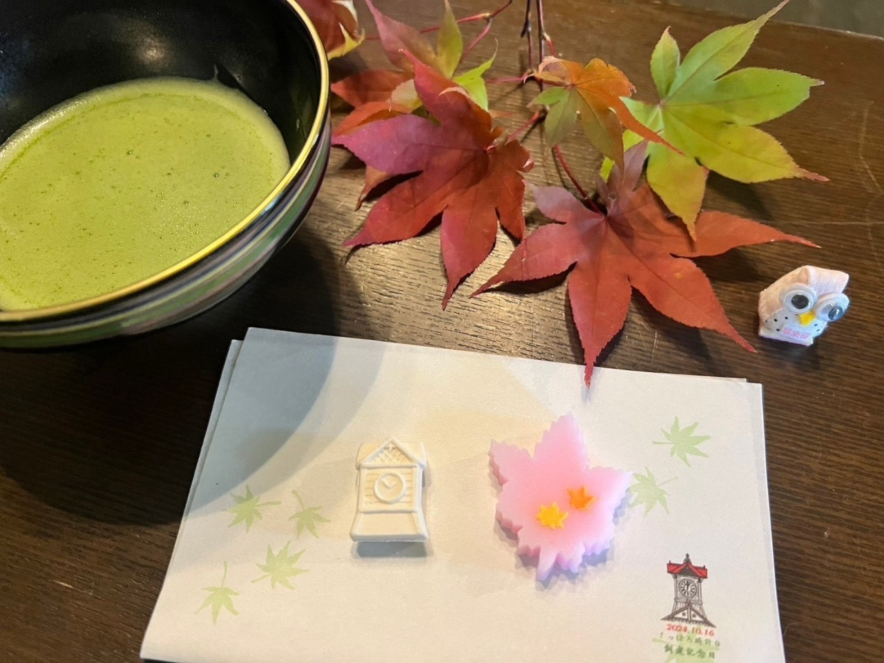 時計台と紅葉の形をした和菓子の写真
