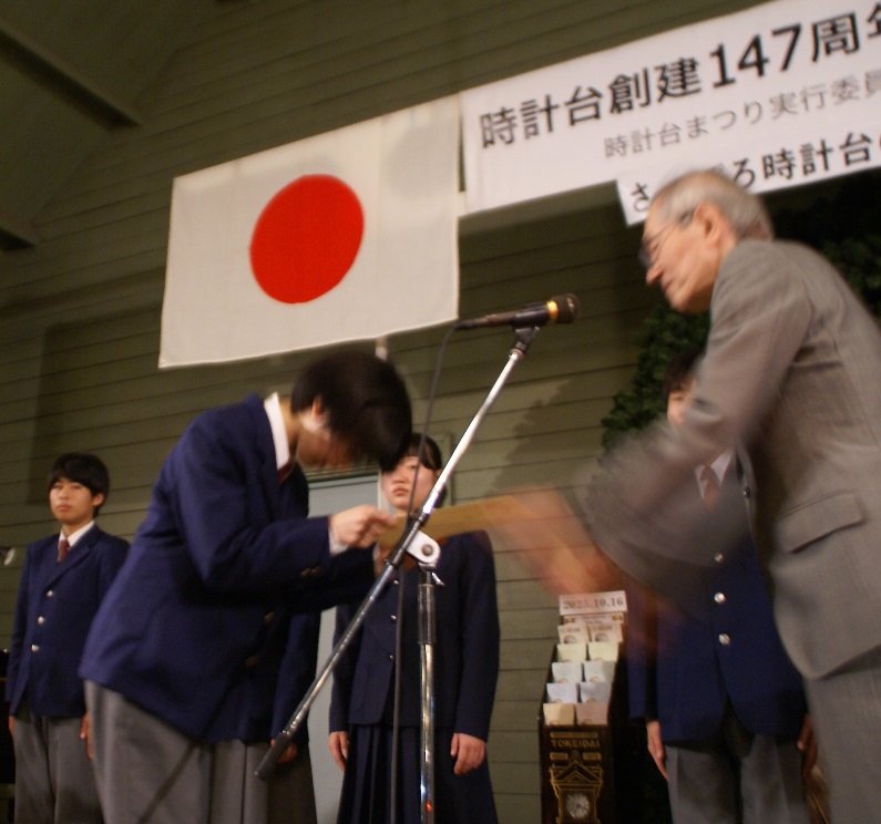 受賞者に賞状を授与している写真